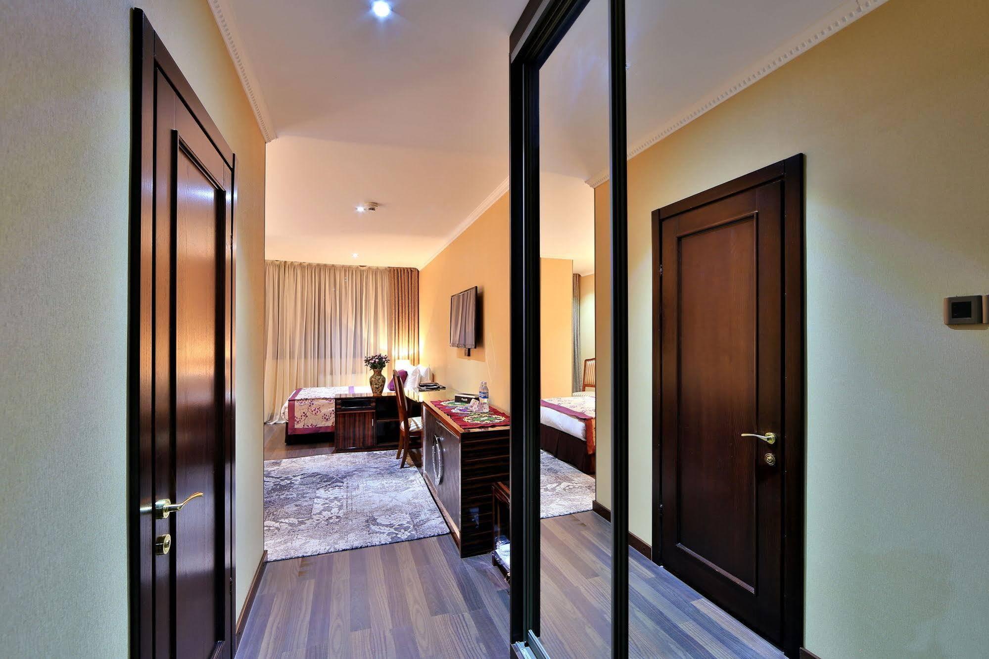 Damas International Hotel Bishkek Exterior photo