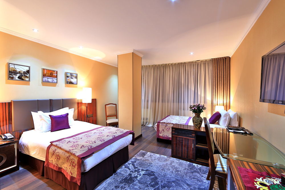 Damas International Hotel Bishkek Exterior photo